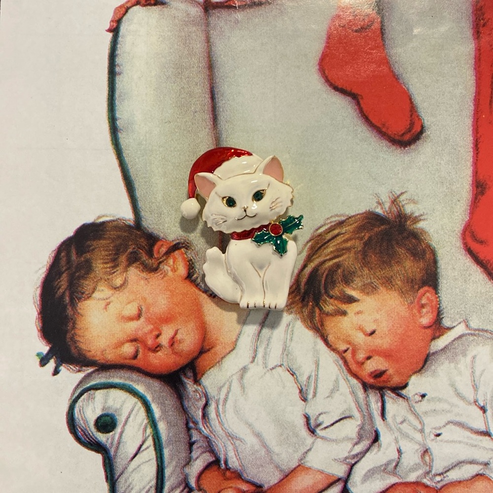 ‘Waiting Up For Santa’ Pretty White Kitty Cat Enamel Brooch Pendant